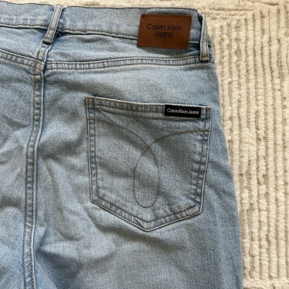 VINTAGE CALVIN KLEIN JEANS size 28 SUPER HIGH RISE WIDE LEG JEAN (LIGHT WASH) - Picture 1 of 7